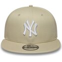 cappello-piatto-beige-snapback-con-logo-bianco-9fifty-league-essential-di-new-york-yankees-mlb-di-new-era