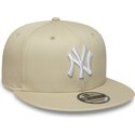 beige-flatcap-snapback-mit-weissem-logo-9fifty-league-essential-der-new-york-yankees-mlb-von-new-era