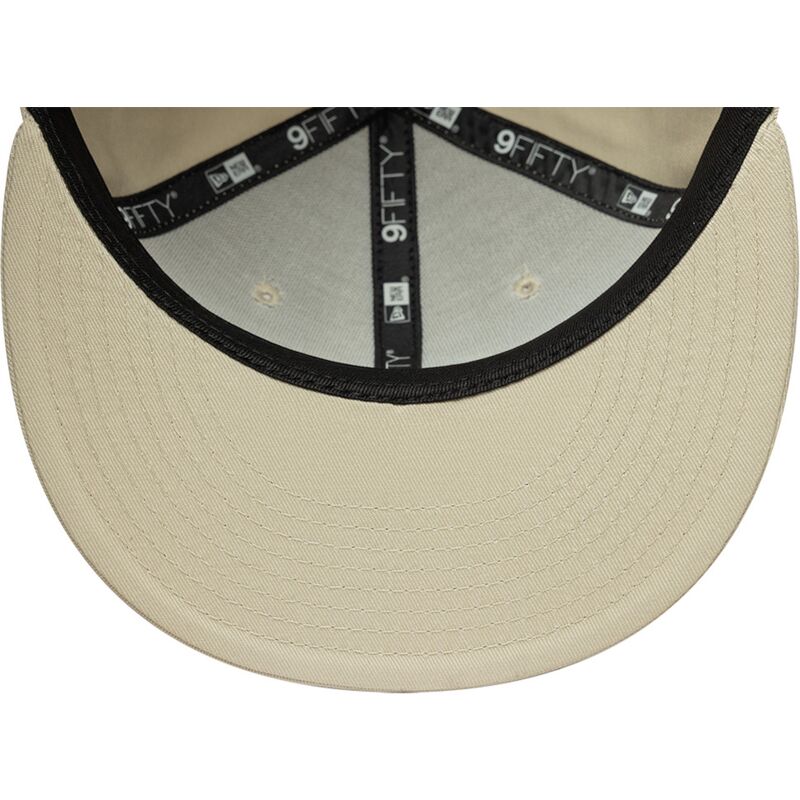 cappello-piatto-beige-snapback-con-logo-bianco-9fifty-league-essential-di-new-york-yankees-mlb-di-new-era