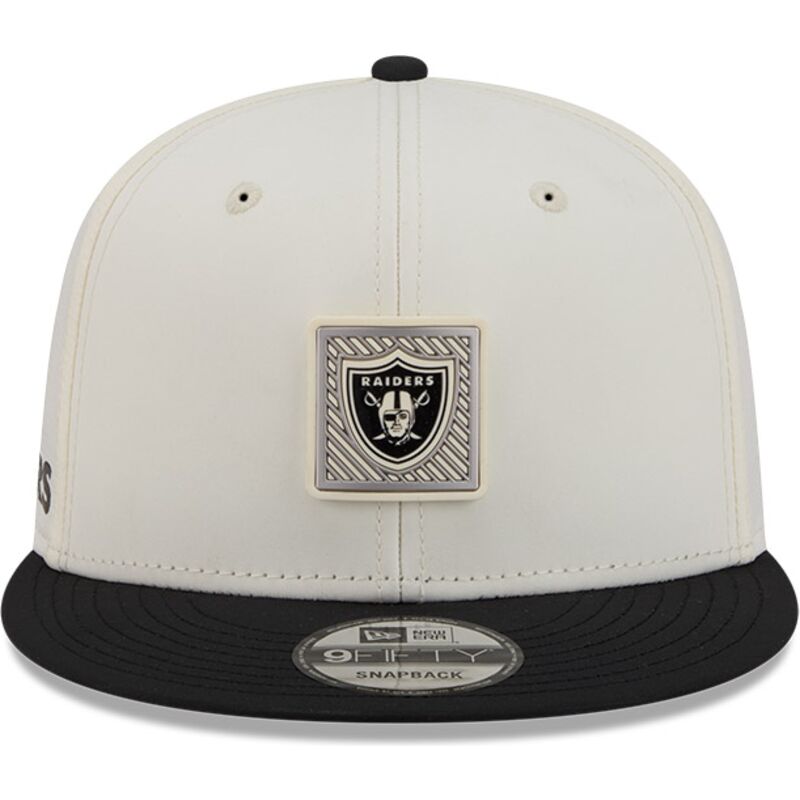 beige-und-schwarze-flache-snapback-kappe-9fifty-training-pack-2026-der-las-vegas-raiders-nfl-von-new-era