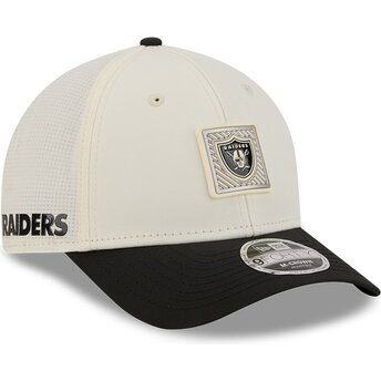 Cappellino curvo beige e nero snapback 9FORTY M-Crown Training Pack 2026 dei Las Vegas Raiders NFL di New Era