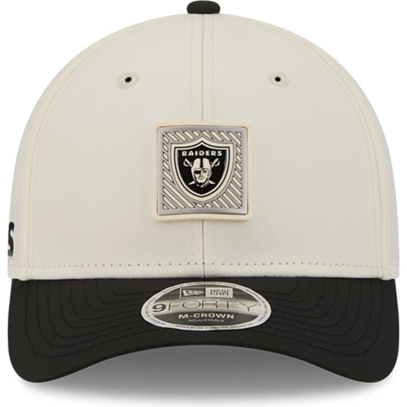 beige-und-schwarze-gebogene-snapback-kappe-9forty-m-crown-training-pack-2026-der-las-vegas-raiders-nfl-von-new-era
