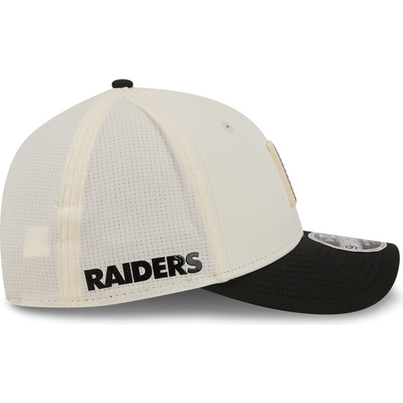 beige-und-schwarze-gebogene-snapback-kappe-9forty-m-crown-training-pack-2026-der-las-vegas-raiders-nfl-von-new-era