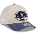 beige-und-marineblaue-trucker-kappe-9forty-m-crown-a-frame-fray-der-new-york-yankees-mlb-von-new-era