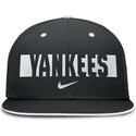 cappello-piatto-nero-regolabile-primetime-dri-fit-true-structured-round-bill-dei-new-york-yankees-mlb-di-nike