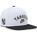 cappello-piatto-bianco-e-blu-marino-snapback-cooperstown-dri-fit-pro-structured-square-bill-di-new-york-yankees-mlb-di-nike
