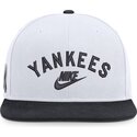 cappello-piatto-bianco-e-blu-marino-snapback-cooperstown-dri-fit-pro-structured-square-bill-di-new-york-yankees-mlb-di-nike