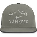 cappello-piatto-verde-snapback-dri-fit-pro-structured-square-bill-dei-new-york-yankees-mlb-di-nike