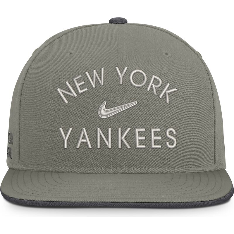 cappello-piatto-verde-snapback-dri-fit-pro-structured-square-bill-dei-new-york-yankees-mlb-di-nike