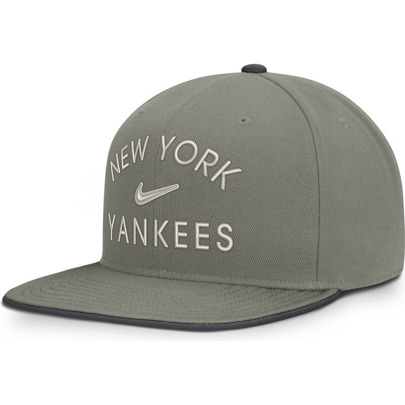 cappello-piatto-verde-snapback-dri-fit-pro-structured-square-bill-dei-new-york-yankees-mlb-di-nike