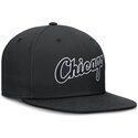 gorra-plana-negra-ajustada-dri-fit-true-structured-round-bill-de-chicago-white-sox-mlb-de-nike