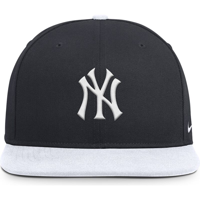 cappello-piatto-blu-marino-e-bianco-snapback-dri-fit-pro-structured-square-bill-dei-new-york-yankees-mlb-di-nike