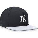 cappello-piatto-blu-marino-e-bianco-snapback-dri-fit-pro-structured-square-bill-dei-new-york-yankees-mlb-di-nike