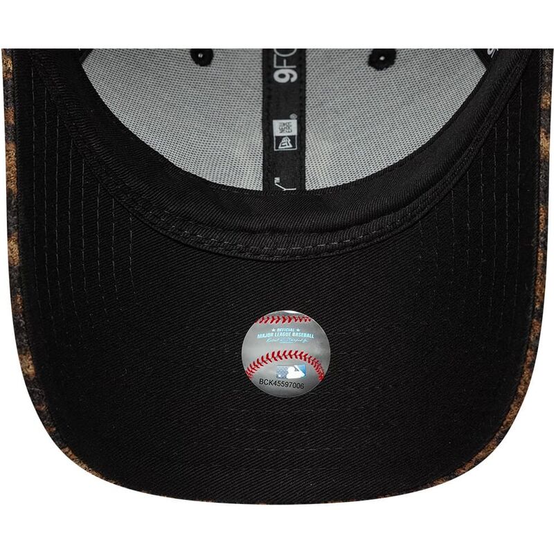 cappello-curvo-leopardato-cinghia-regolabile-9forty-leopard-cosy-dei-new-york-yankees-mlb-di-new-era cappello-curvo-leopardato-cinghia-regolabile-9forty-leopard-cosy-dei-new-york-yankees-mlb-di-new-era