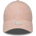 casquette-courbee-rose-snapback-pour-femme-avec-logo-rose-9forty-m-crown-winter-borg-new-york-yankees-mlb-new-era