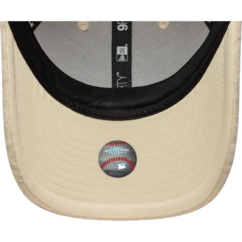 casquette-courbee-beige-snapback-pour-femme-avec-logo-beige-9forty-m-crown-winter-borg-los-angeles-dodgers-mlb-new-era