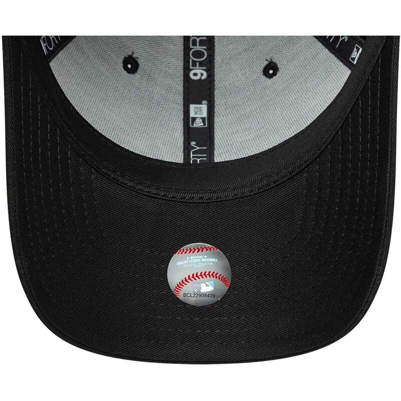 casquette-courbee-noire-snapback-avec-logo-noir-9forty-m-crown-new-york-yankees-mlb-new-era casquette-courbee-noire-snapback-avec-logo-noir-9forty-m-crown-new-york-yankees-mlb-new-era