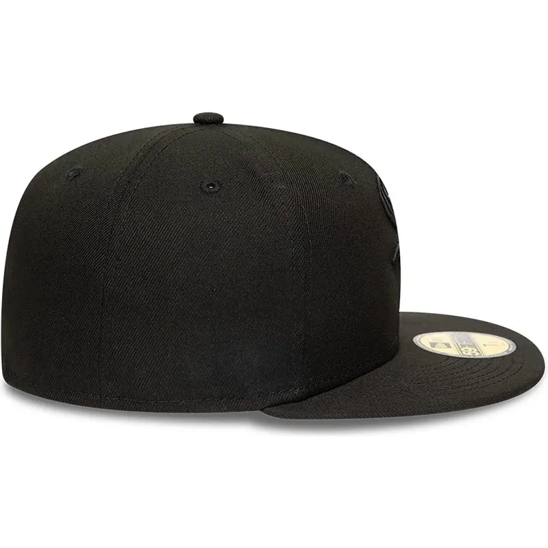 casquette-plate-noire-ajustee-avec-logo-noir-59fifty-chicago-white-sox-mlb-new-era casquette-plate-noire-ajustee-avec-logo-noir-59fifty-chicago-white-sox-mlb-new-era