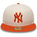 cappello-piatto-beige-aderente-59fifty-league-essential-dei-new-york-yankees-mlb-di-new-era