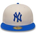 casquette-plate-beige-et-bleue-ajustee-avec-logo-bleu-59fifty-league-essential-new-york-yankees-mlb-new-era