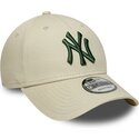 mutzen-gebogen-beige-verstellbares-band-9forty-league-essential-der-new-york-yankees-mlb-von-new-era