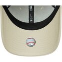 mutzen-gebogen-beige-verstellbares-band-9forty-league-essential-der-new-york-yankees-mlb-von-new-era