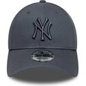 mutzen-gebogen-grau-verstellbares-band-9forty-league-essential-der-new-york-yankees-mlb-von-new-era
