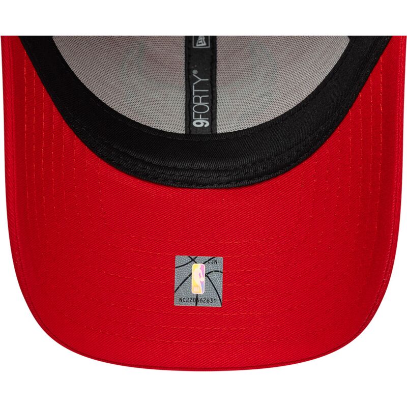 cappello-curvo-rosso-cinghia-regolabile-9forty-outline-dei-chicago-bulls-nba-di-new-era cappello-curvo-rosso-cinghia-regolabile-9forty-outline-dei-chicago-bulls-nba-di-new-era