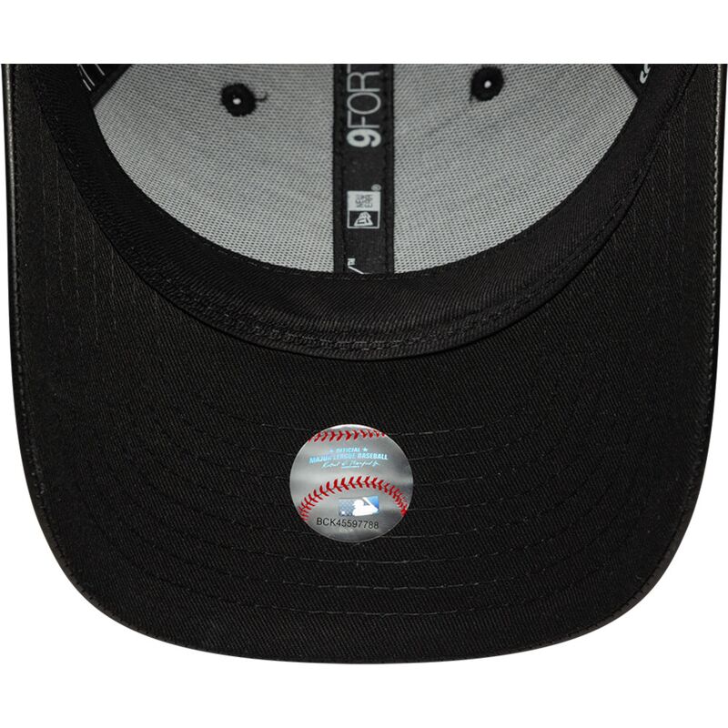 casquette-courbee-noire-snapback-pour-femme-avec-logo-noir-9forty-m-crown-pu-diamante-new-york-yankees-mlb-new-era casquette-courbee-noire-snapback-pour-femme-avec-logo-noir-9forty-m-crown-pu-diamante-new-york-yankees-mlb-new-era