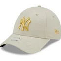 beige-verstellbare-curved-cap-fur-damen-mit-goldenem-logo-9forty-metallic-logo-der-new-york-yankees-mlb-von-new-era