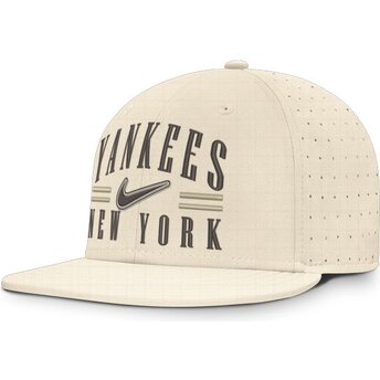 Cappello piatto beige aderente Dri-Fit True Structured Aero Bill dei New York Yankees MLB di Nike