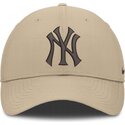 casquette-courbee-beige-ajustable-avec-logo-marron-club-structured-uv-poly-ripstop-new-york-yankees-mlb-nike