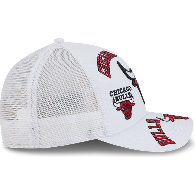 cappello-curvo-bianco-snapback-9forty-m-crown-a-frame-all-over-dei-chicago-bulls-nba-di-new-era