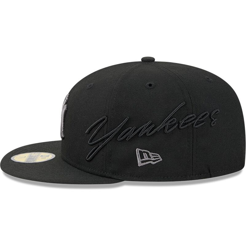 casquette-plate-noire-ajustee-avec-logo-grise-59fifty-side-script-new-york-yankees-mlb-new-era
