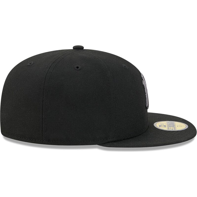 casquette-plate-noire-ajustee-avec-logo-grise-59fifty-side-script-new-york-yankees-mlb-new-era