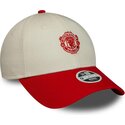 casquette-courbee-beige-et-rouge-ajustable-pour-femme-9forty-contrast-manchester-united-football-club-premier-league-new-era