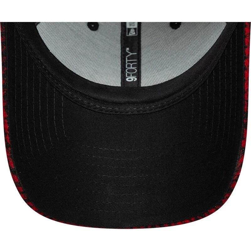 cappello-curvo-rosso-cinghia-regolabile-9forty-houndstooth-dei-ac-milan-serie-a-di-new-era cappello-curvo-rosso-cinghia-regolabile-9forty-houndstooth-dei-ac-milan-serie-a-di-new-era