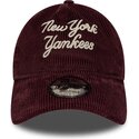 cappello-curvo-rosso-cinghia-regolabile-9twenty-a-frame-cord-script-dei-new-york-yankees-mlb-di-new-era