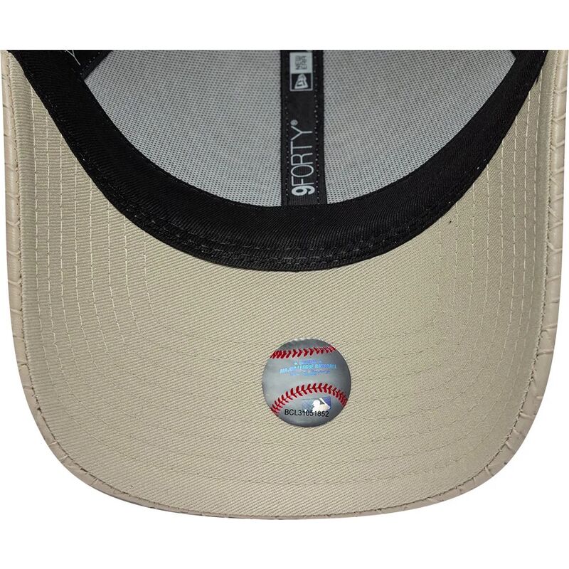cappello-curvo-beige-cinghia-regolabile-9forty-pu-weave-dei-new-york-yankees-mlb-di-new-era