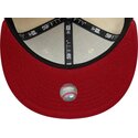casquette-plate-beige-et-rouge-ajustee-avec-logo-rouge-59fifty-league-essential-new-york-yankees-mlb-new-era