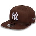 cappello-piatto-marrone-snapback-9fifty-original-fit-league-essential-dei-new-york-yankees-mlb-di-new-era