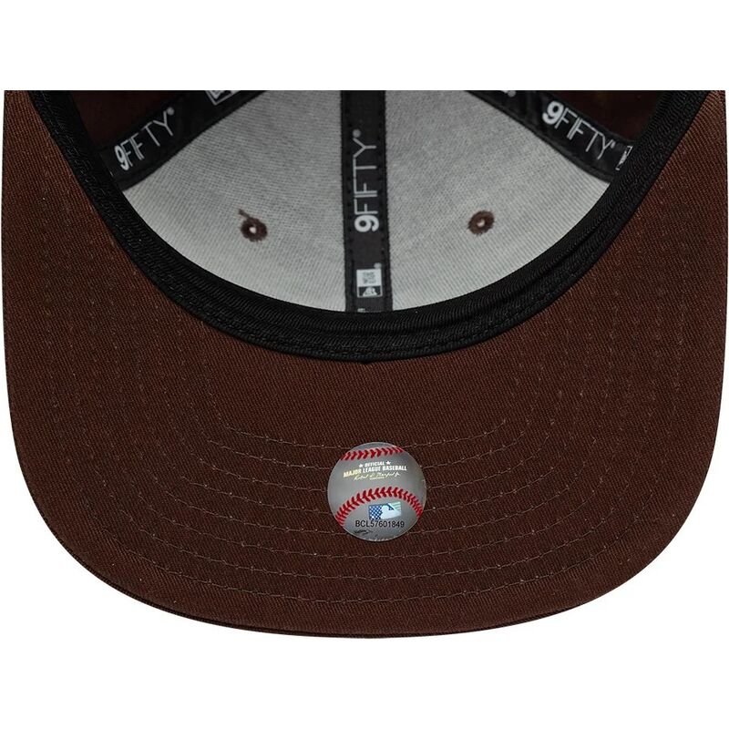 cappello-piatto-marrone-snapback-9fifty-original-fit-league-essential-dei-new-york-yankees-mlb-di-new-era cappello-piatto-marrone-snapback-9fifty-original-fit-league-essential-dei-new-york-yankees-mlb-di-new-era