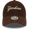 cappello-curvo-marrone-cinghia-regolabile-9twenty-cord-script-dei-new-york-yankees-mlb-di-new-era