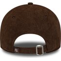 mutzen-gebogen-braun-verstellbares-band-9twenty-cord-script-der-new-york-yankees-mlb-von-new-era