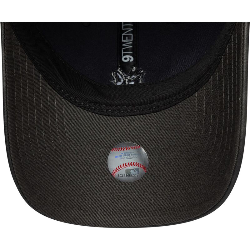 casquette-courbee-noire-ajustable-pour-femme-avec-logo-noir-9twenty-washed-pu-new-york-yankees-mlb-new-era