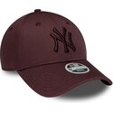 cappello-curvo-rosso-cinghia-regolabile-9forty-league-essential-dei-new-york-yankees-mlb-di-new-era
