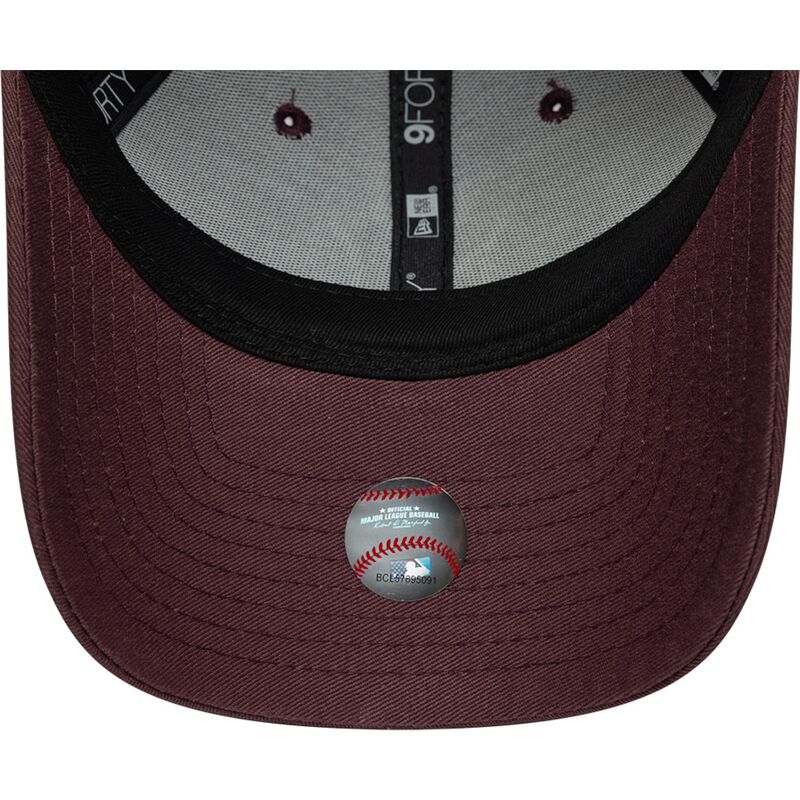 cappello-curvo-rosso-cinghia-regolabile-9forty-league-essential-dei-new-york-yankees-mlb-di-new-era