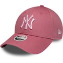 casquette-courbee-rose-ajustable-pour-femme-avec-logo-rose-9forty-league-essential-cas-new-york-yankees-mlb-new-era