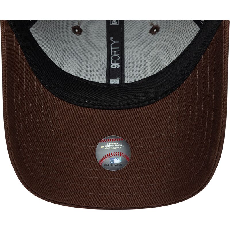 mutzen-gebogen-braun-verstellbares-band-9forty-league-essential-der-new-york-yankees-mlb-von-new-era