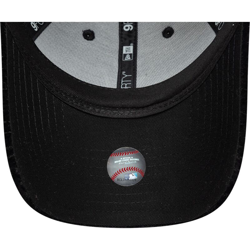 cappello-curvo-nero-cinghia-regolabile-9forty-velour-dei-new-york-yankees-mlb-di-new-era cappello-curvo-nero-cinghia-regolabile-9forty-velour-dei-new-york-yankees-mlb-di-new-era
